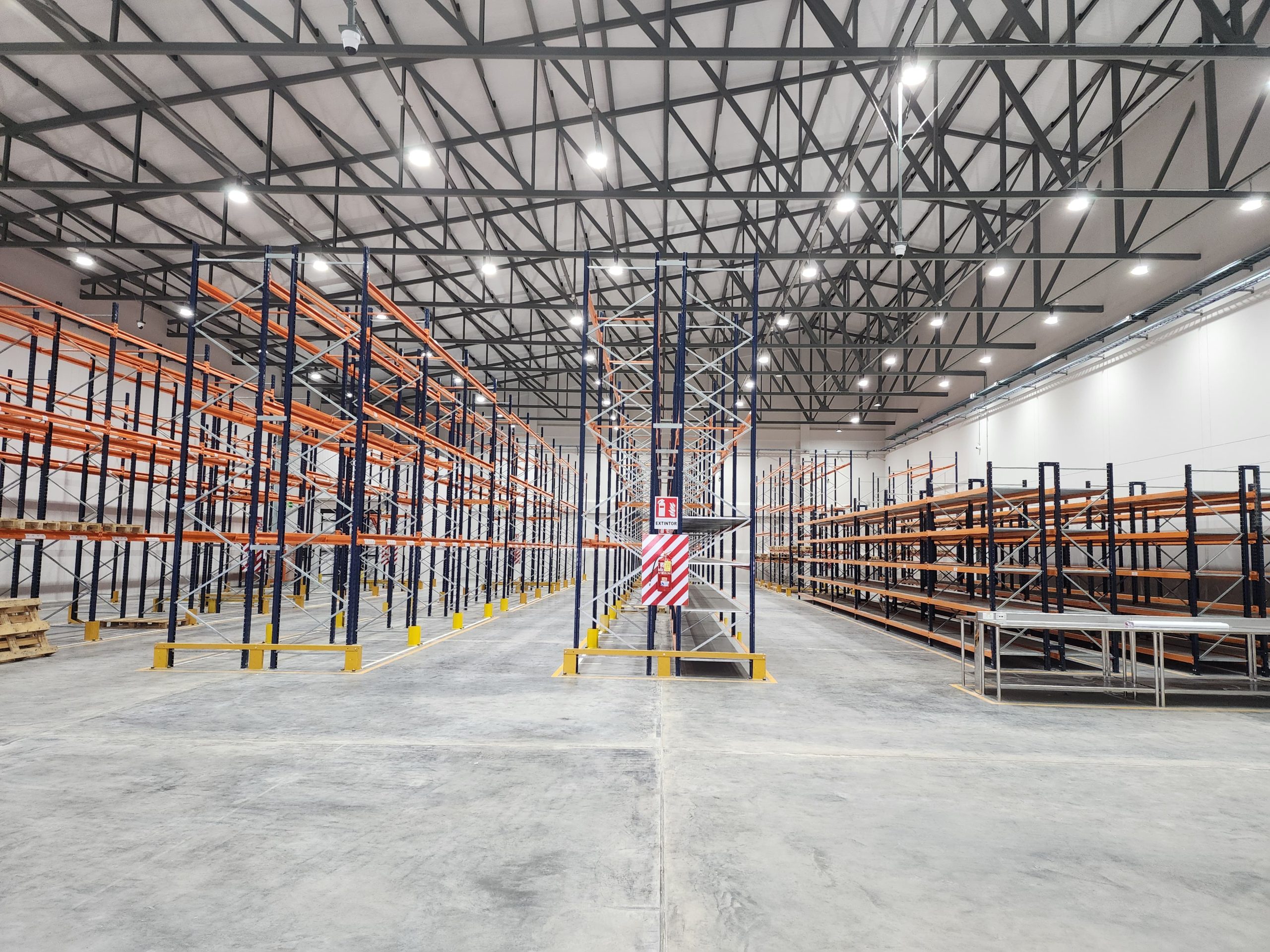 Almacén industrial nuevo